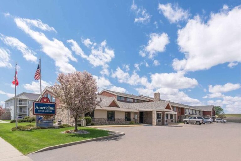 Hotels in Fargo with in-room Hot Tub