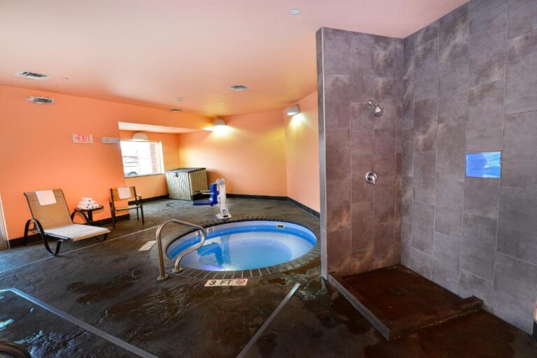 Hotels in Grand Forks with Hot Tub - Baymont by Wyndham 3