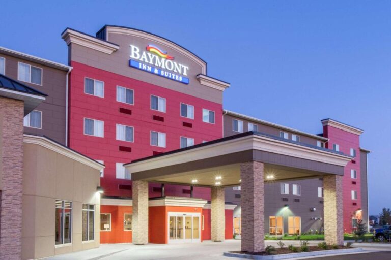 Hotels in Grand Forks with Hot Tub - Baymont by Wyndham