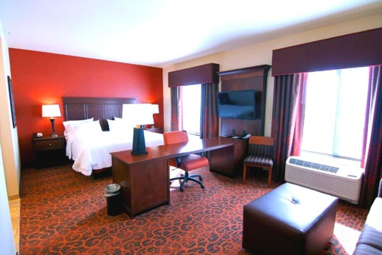 Hotels in Grand Forks with Hot Tub in Room - Hampton Inn & Suites 2