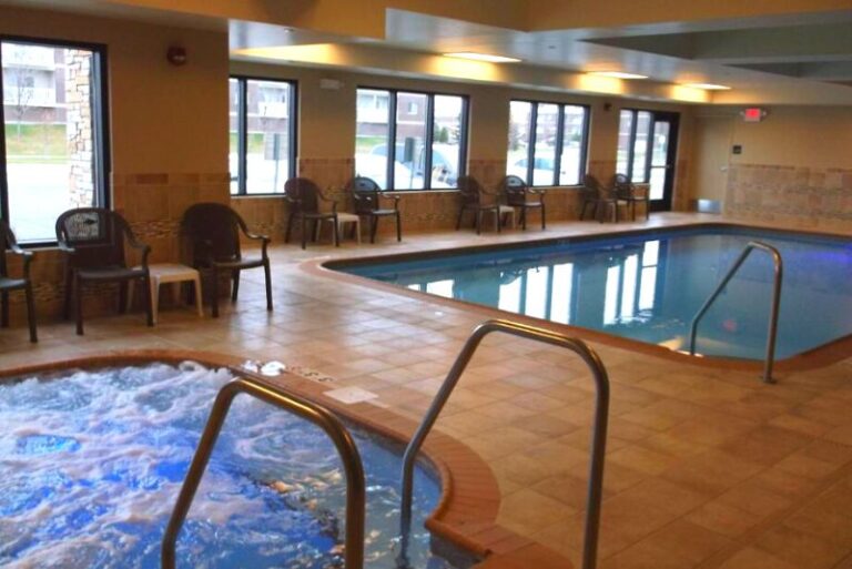 Hotels in Grand Forks with Hot Tub in Room - Hampton Inn & Suites