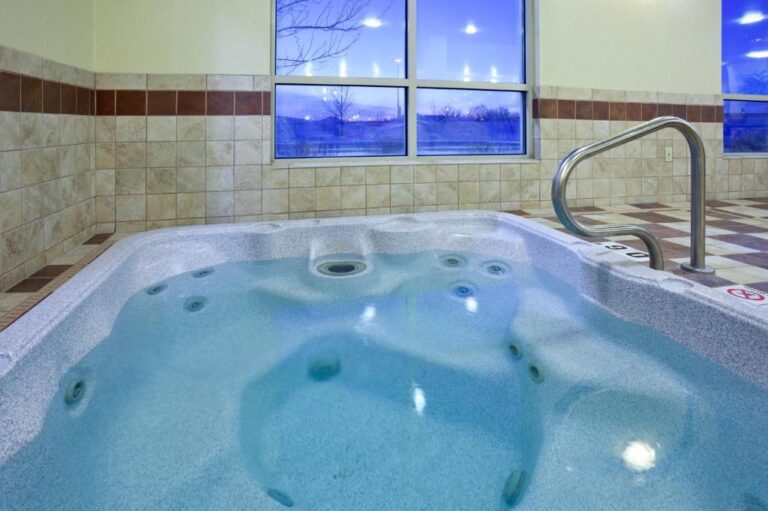 Hotels in Grand Forks with In-Room Spa Baths - Holiday Inn Express Hotel 3