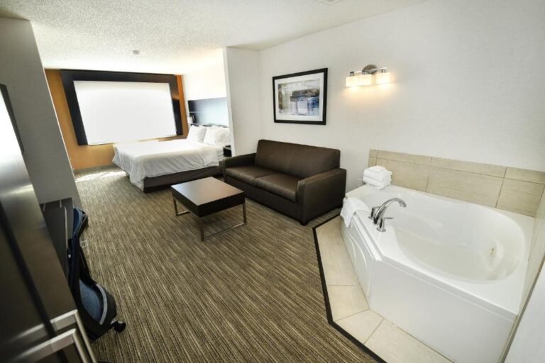 Hotels in Grand Forks with In-Room Spa Baths - Holiday Inn Express Hotel 4