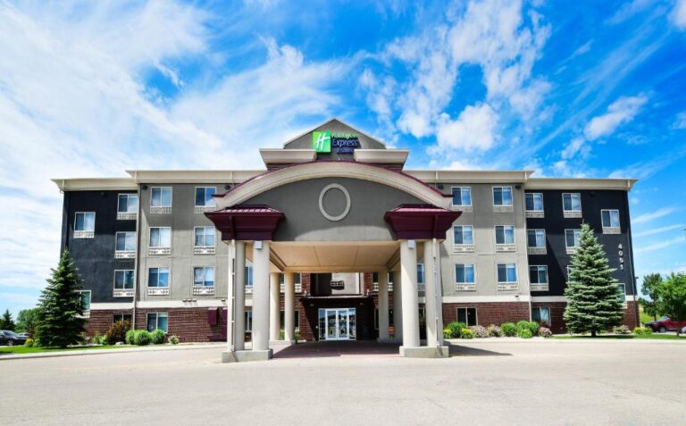 Hotels in Grand Forks with In-Room Spa Baths - Holiday Inn Express Hotel