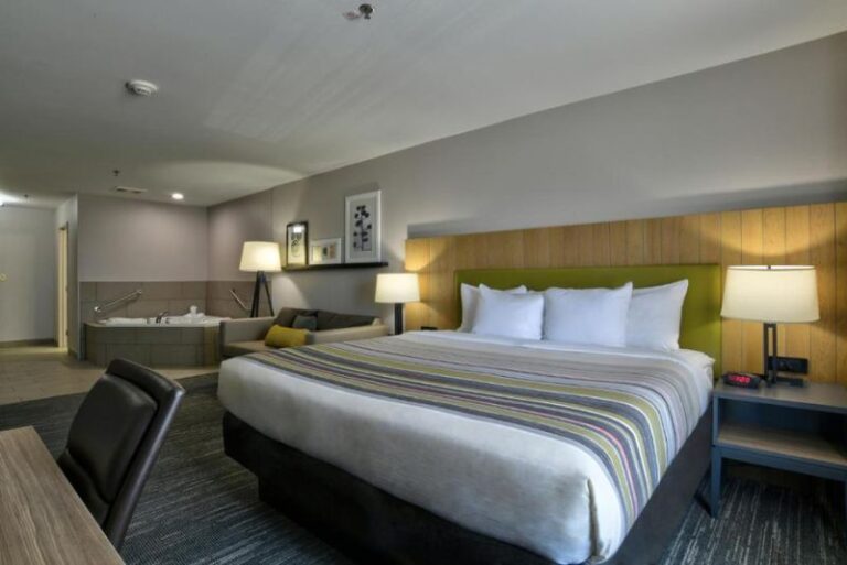 Hotels in Oklahoma City with Hot Tub in Room 3