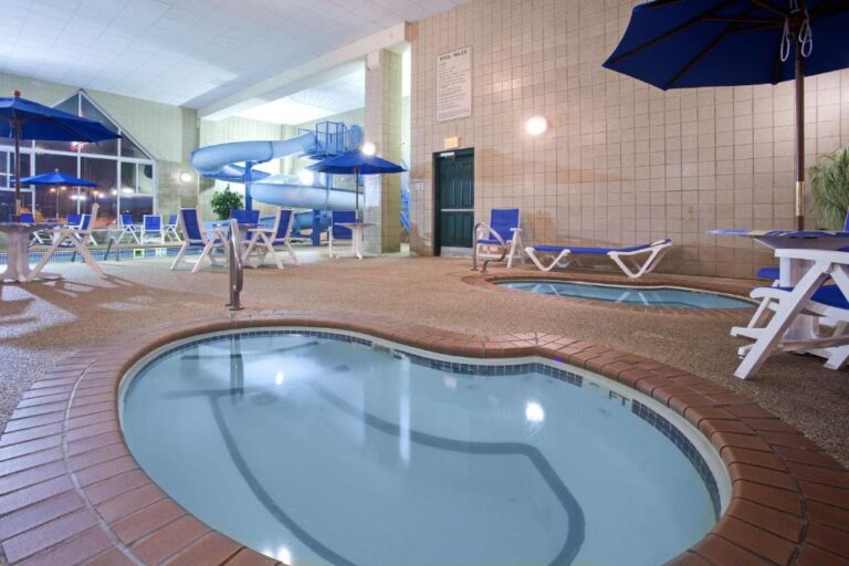 Hotels in Rapid City with Hot Tub in Room 2