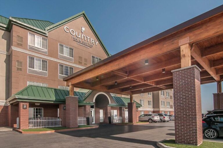 Hotels in Rapid City with Hot Tub in Room