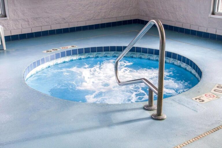 Hotels in Toledo with Hot Tub in Room - Comfort Inn & Suites Fremont 2