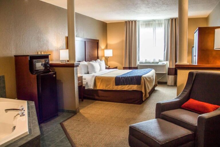 Hotels in Toledo with Spa Bath in Room - Comfort Inn & Suites Fremont 2