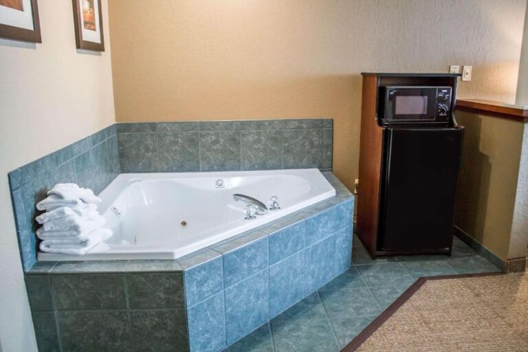 Hotels in Toledo with Spa Bath in Room - Comfort Inn & Suites Fremont