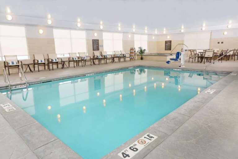 Hotels in West Fargo with Hot Tub - Homewood Suites By Hilton 2