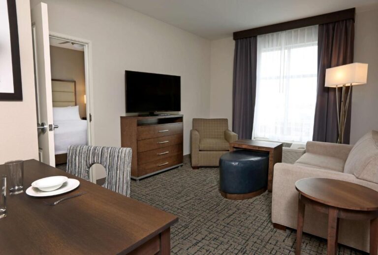 Hotels in West Fargo with Hot Tub - Homewood Suites By Hilton 4