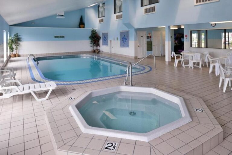 Hotels in West Fargo with Hot Tub in Room 2