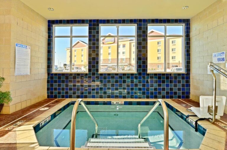 Hotels in Williston with Hot Tub in Room - Holiday Inn Express & Suites 3