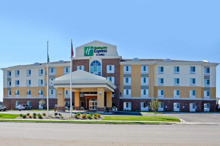 Hotels in Williston with Hot Tub in Room - Holiday Inn Express & Suites