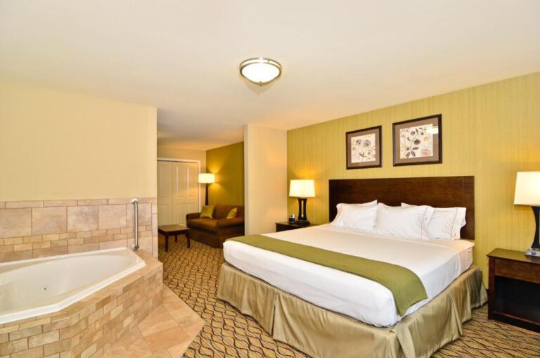 Hotels in Williston with Hot Tub in Room - Holiday Inn Express & Suites - King Room