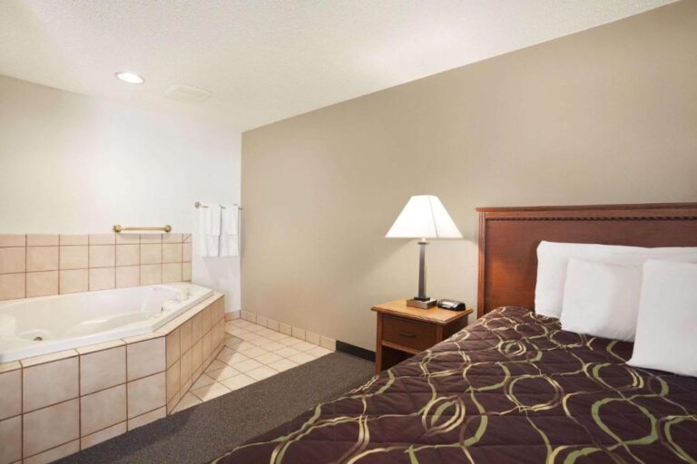 Hotels in Williston with Hot Tub in Room - King Studio Suite