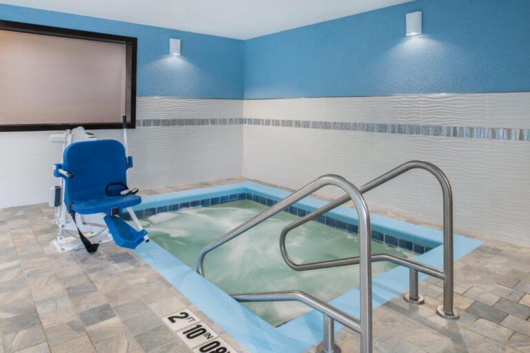 Hotels with Hot Tub - Holiday Inn Express Hotel & Suites Bismarck 3