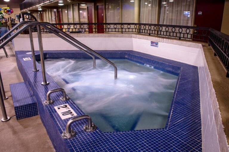 Hotels with Hot Tub - West Fargo 2