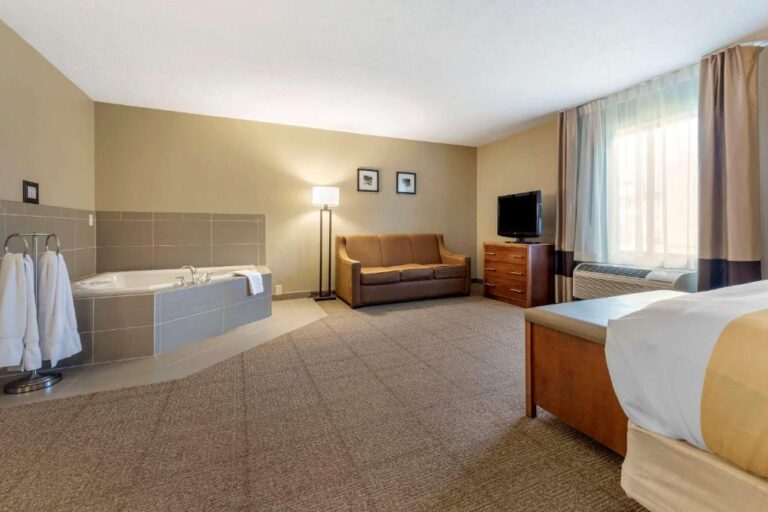 Hotels with Hot Tub in Room - Canton Ohio 3