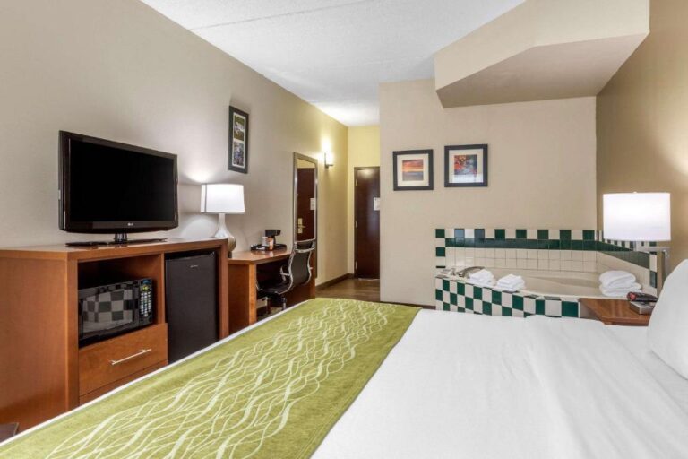 Hotels with Hot Tub in Room - Comfort Inn Asheville - Room with Hot Tub
