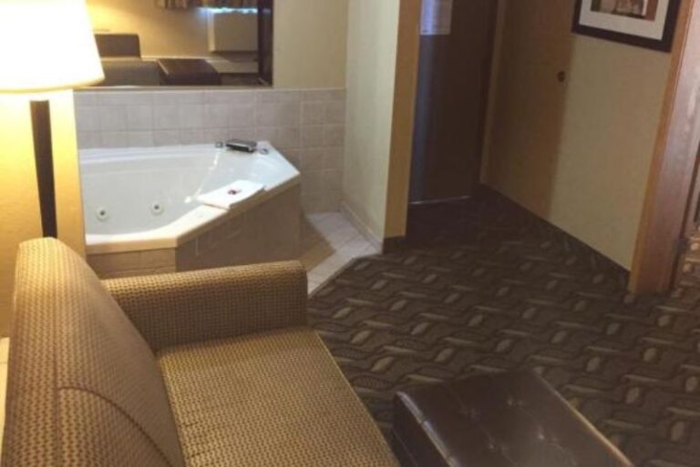 Hotels with Hot Tub in Room in Bismarck - Days Inn by Wyndham 4