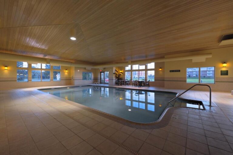 Hotels with Hot Tub in Room in Grand Forks - Country Inn & Suites