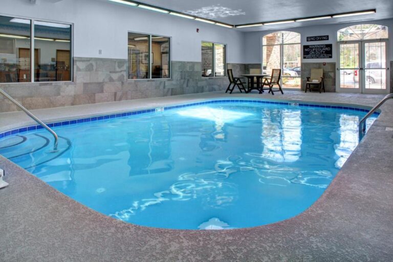 Hotels with Hot Tubs - Aasheville Country Inn & Suites by Radisson 2