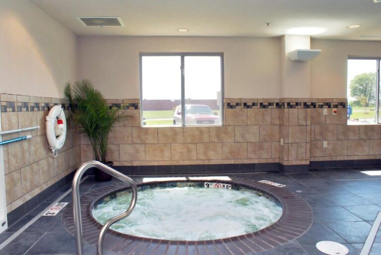 Hotels with Hot Tubs - Tulsa