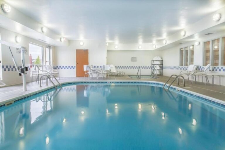 Hotels with Hot Tubs - West Fargo 2