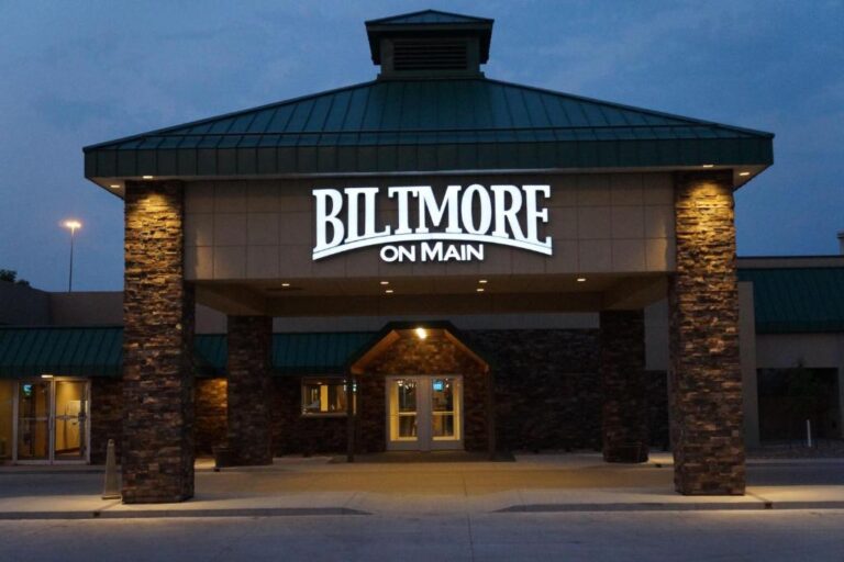 Hotels with Hot Tubs in Fargo - The Biltmore Hotel & Suites