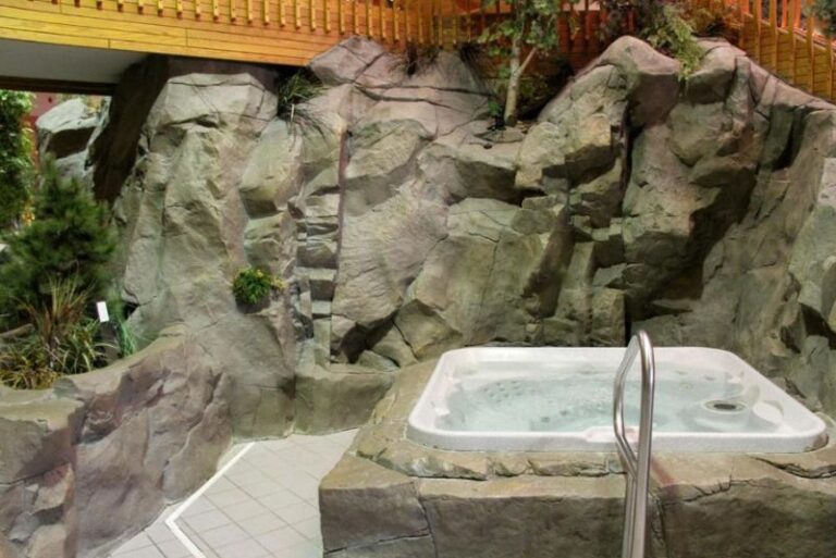 Hotels with Hot Tubs in Room - C'mon Inn Grand Forks 4