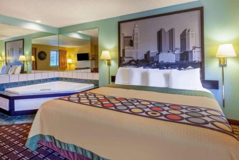 Hotels with Hot Tubs in Room Near Canton Ohio 4