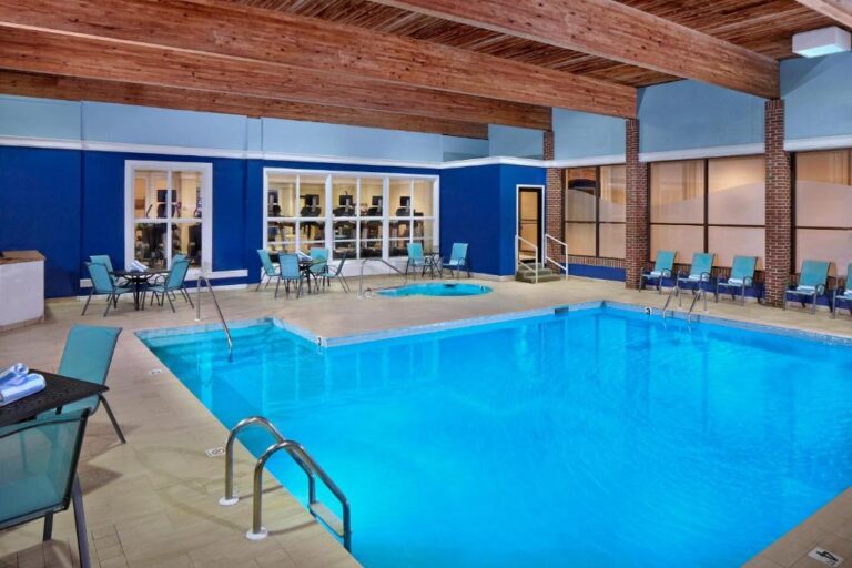 Hotels with Hot Tubs in Room Near Greenville Rhode Island