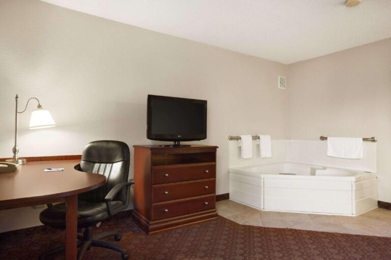 Hotels with Hot Tubs in Room - Sioux Falls 4