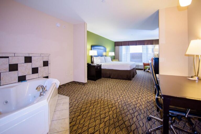 Hotels with Hot Tubs in Room - Tulsa 3