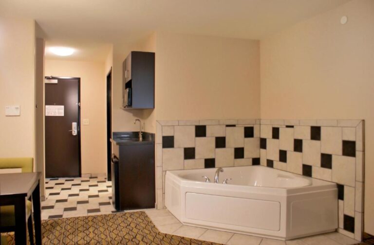Hotels with Hot Tubs in Room - Tulsa 4