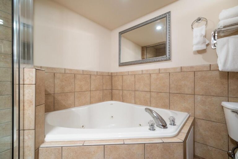 Hotels with Hot Tubs in Room in Sioux Falls 3