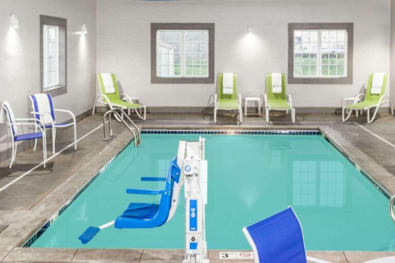 Hotels with Hot Tubs in West Fargo - Microtel Inn & Suites 2