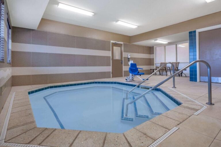 Hotels with Hot Tubs in Williston - Hawthorn Suites 2