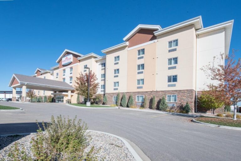 Hotels with Hot Tubs in Williston - Hawthorn Suites