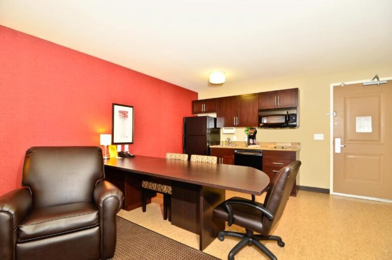 Hotels with Hot Tubs in Williston - Hawthorn Suites - One-Bedroom King Suite 2