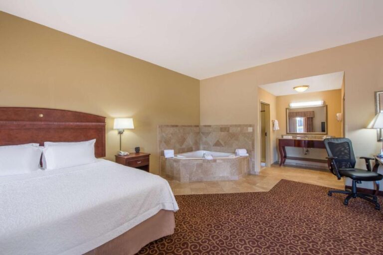 Hotels with Jacuzzi Tub in Room - Oklahoma City 3