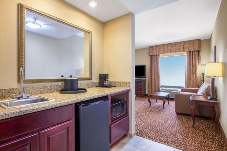Hotels with Jacuzzi Tub in Room - Oklahoma City 4