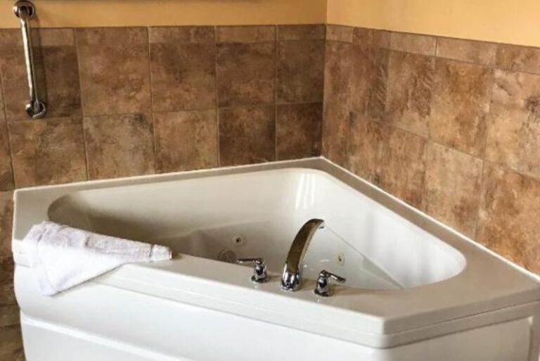 Hotels with Jetted Tubs in Room - West Fargo 3