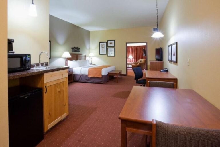 Hotels with Jetted Tubs in Room - West Fargo 4