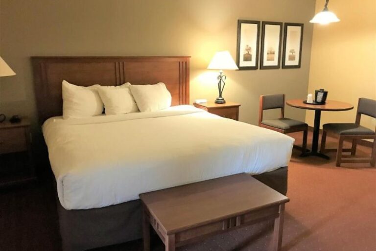 Hotels with Jetted Tubs in Room - West Fargo 5