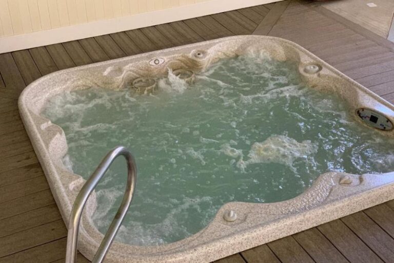 Hotels with Private Hot Tub - Williston 2