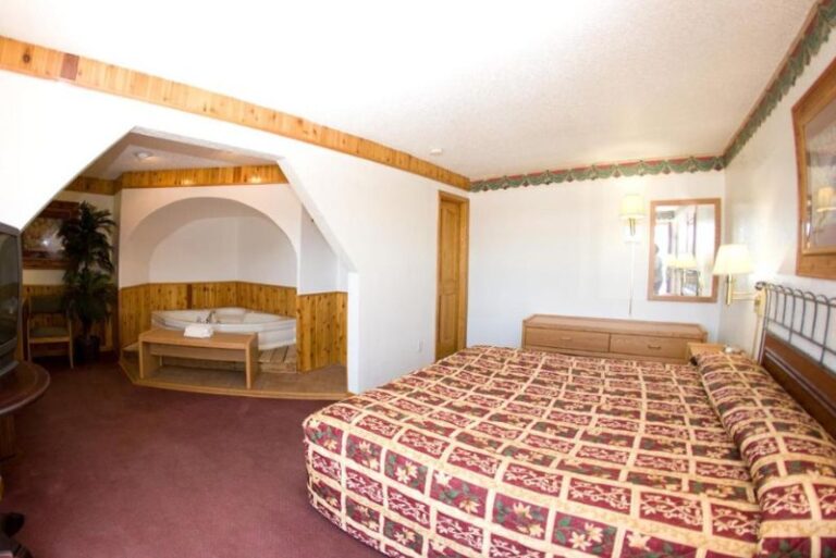 Hotels with Private Hot Tub in Bismarck - North Country Inn & Suites 2