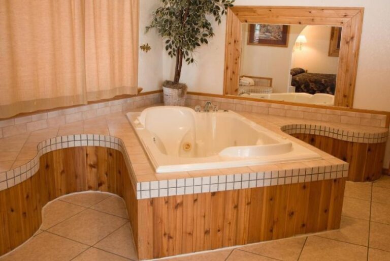 Hotels with Private Hot Tub in Bismarck - North Country Inn & Suites 4